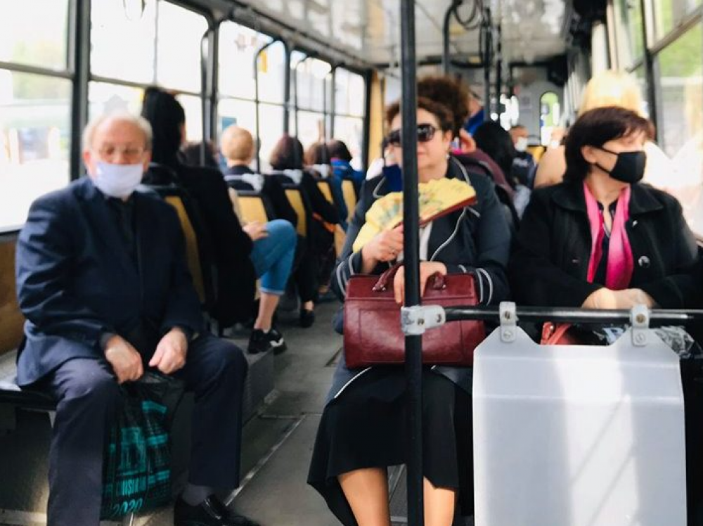 De ce unii oameni nu fac COVID-19 deși toți în jurul lor sunt bolnavi. Oamenii de știință au acum o explicație